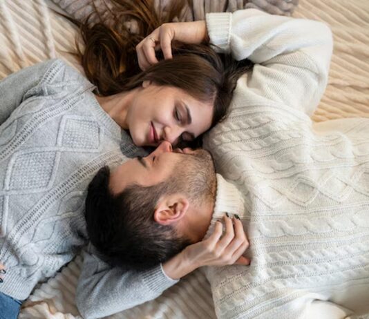 How Do the Wealthy Navigate Age Gaps in Romantic Relationships? Romantic Relationships
