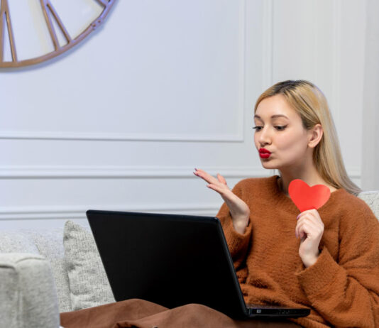 Online Dating Is No Longer Just a Quick Swipe. People Research It Now